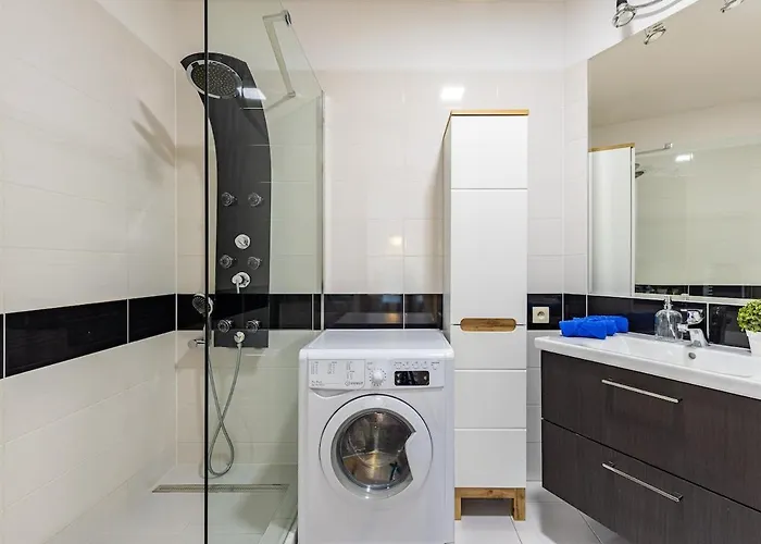 Panorama 1-Bedroom Apartment On Floor 13 With City View And Parking By Skyviews Apartman