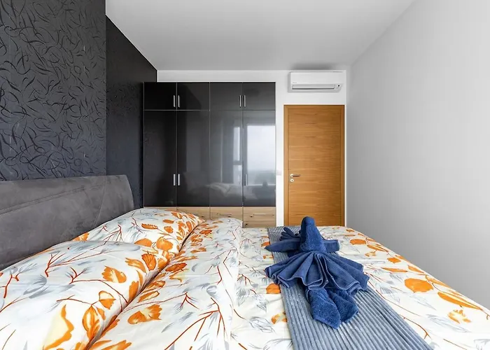 Panorama 1-Bedroom Apartment On Floor 13 With City View And Parking By Skyviews * Pozsony