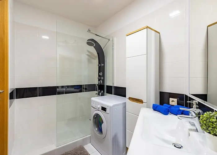 Panorama 1-Bedroom Apartment On Floor 13 With City View And Parking By Skyviews * ברטיסלאבה