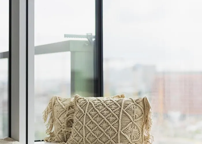 Panorama 1-Bedroom Apartment On Floor 13 With City View And Parking By Skyviews Apartman Pozsony