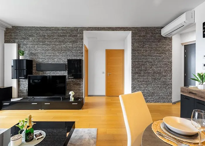 Panorama 1-Bedroom Apartment On Floor 13 With City View And Parking By Skyviews Pozsony