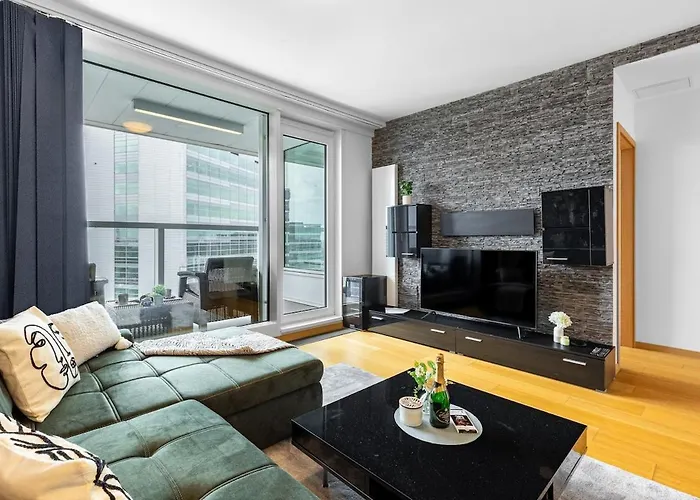 Panorama 1-Bedroom Apartment On Floor 13 With City View And Parking By Skyviews * ברטיסלאבה
