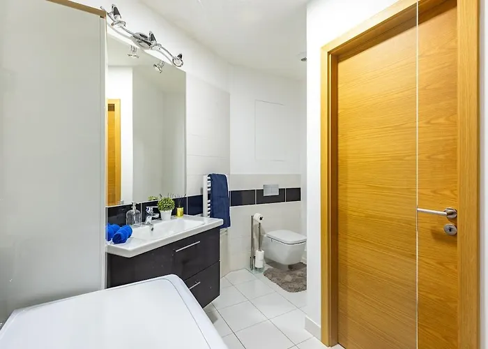 Panorama 1-Bedroom Apartment On Floor 13 With City View And Parking By Skyviews Apartman