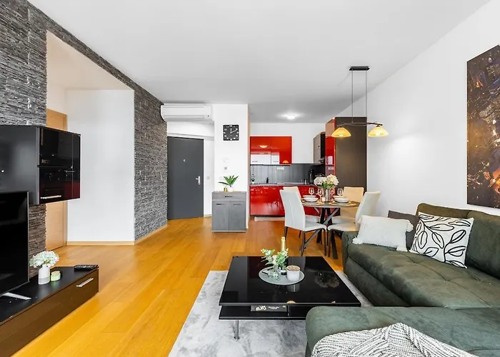 Panorama 1-Bedroom Apartment On Floor 13 With City View And Parking By Skyviews ברטיסלאבה