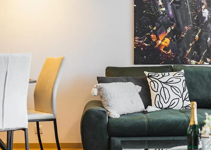 Panorama 1-Bedroom Apartment On Floor 13 With City View And Parking By Skyviews Apartman Pozsony