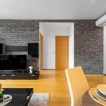 Panorama 1-bedroom On Floor 13 With View And Parking By Skyviews Братислава